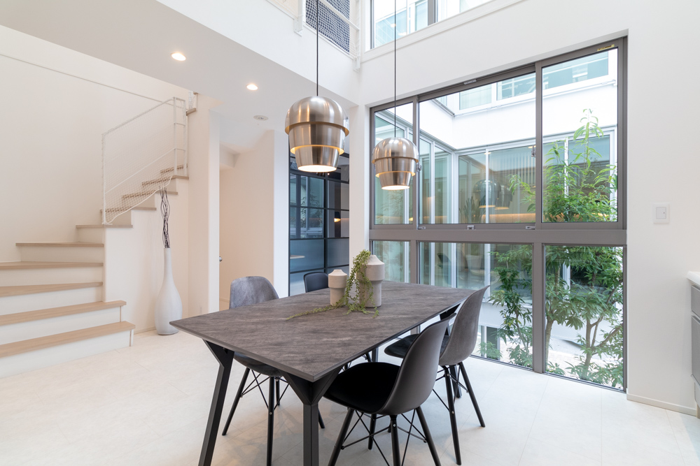 都市型3階建て住宅のダイニング